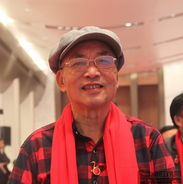 全聯(lián)藝術(shù)紅木家具專業(yè)委員會專家顧問、亞太地區(qū)手工藝大師、中國工藝美術(shù)大師馮文土 全聯(lián)藝術(shù)紅木家具專業(yè)委員會專家顧問、亞太地區(qū)手工藝大師、中國工藝美術(shù)大師馮文土