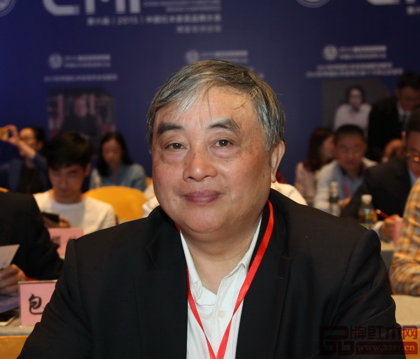 全聯(lián)藝術(shù)紅木家具專業(yè)委員會專家顧問、江蘇南通永琦紫檀藝術(shù)珍品館館長顧永琦 全聯(lián)藝術(shù)紅木家具專業(yè)委員會專家顧問、江蘇南通永琦紫檀藝術(shù)珍品館館長顧永琦