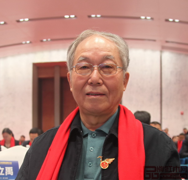 全聯(lián)藝術(shù)紅木家具專業(yè)委員會專家顧問、中央民族大學(xué)人體工程學(xué)專家蘇垣 全聯(lián)藝術(shù)紅木家具專業(yè)委員會專家顧問、中央民族大學(xué)人體工程學(xué)專家蘇垣