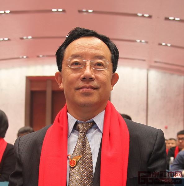 全聯(lián)藝術(shù)紅木家具專業(yè)委員會專家顧問、華南農(nóng)業(yè)大學(xué)博士生導(dǎo)師李凱夫 全聯(lián)藝術(shù)紅木家具專業(yè)委員會專家顧問、華南農(nóng)業(yè)大學(xué)博士生導(dǎo)師李凱夫
