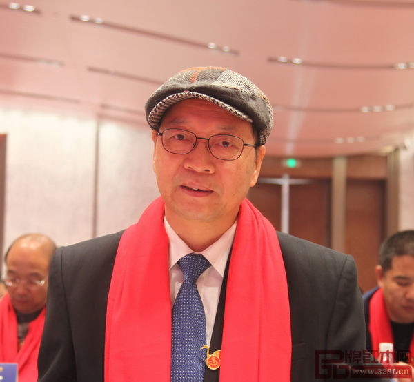 全聯(lián)藝術(shù)紅木家具專業(yè)委員會專家顧問、教育部教學(xué)改革示范專業(yè)“家具設(shè)計與制造”專業(yè)帶頭人彭亮 全聯(lián)藝術(shù)紅木家具專業(yè)委員會專家顧問、教育部教學(xué)改革示范專業(yè)“家具設(shè)計與制造”專業(yè)帶頭人彭亮