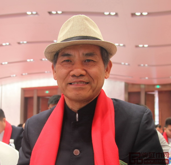 全聯(lián)藝術(shù)紅木家具專業(yè)委員會專家顧問、家具行業(yè)資深學(xué)者王周 全聯(lián)藝術(shù)紅木家具專業(yè)委員會專家顧問、家具行業(yè)資深學(xué)者王周