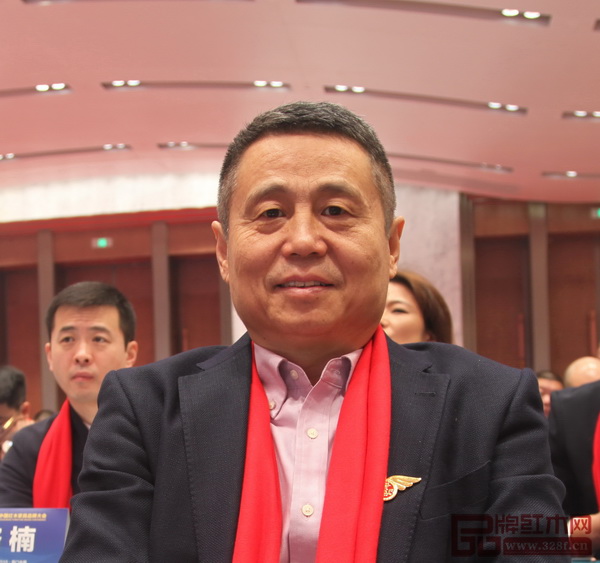 全聯(lián)藝術(shù)紅木家具專業(yè)委員會專家顧問、明清家具研究學(xué)者張輝 全聯(lián)藝術(shù)紅木家具專業(yè)委員會專家顧問、明清家具研究學(xué)者張輝