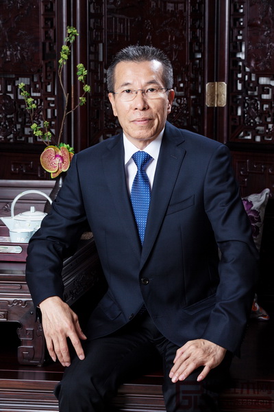 中國傳統(tǒng)工藝大師、廣州市家具協(xié)會榮譽會長、廣州永華紅木董事長陳達強 中國傳統(tǒng)工藝大師、廣州市家具協(xié)會榮譽會長、廣州永華紅木董事長陳達強