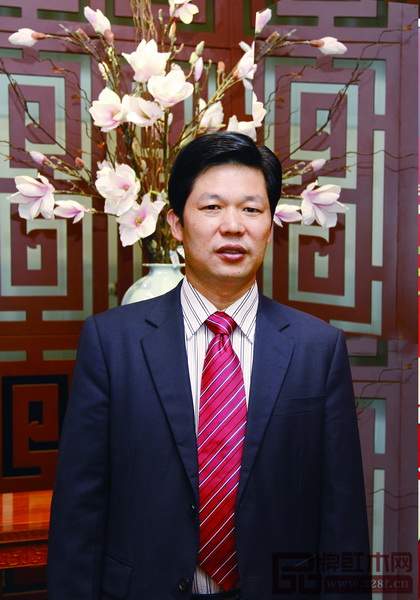 中國傳統(tǒng)工藝大師、五華紅木家具行業(yè)協(xié)會會長、中山東成紅木董事長張錫復 中國傳統(tǒng)工藝大師、五華紅木家具行業(yè)協(xié)會會長、中山東成紅木董事長張錫復