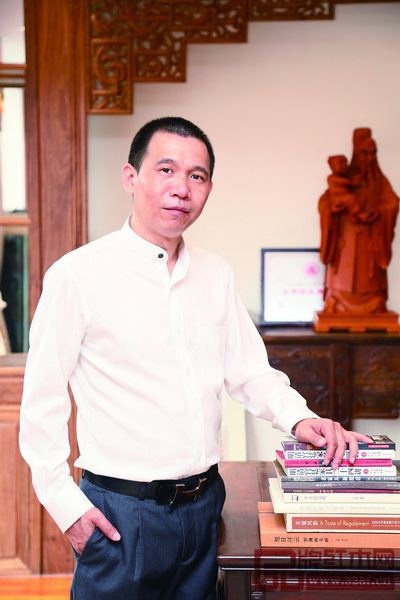中國傳統(tǒng)工藝大師、中山波記家具董事長伍建波 中國傳統(tǒng)工藝大師、中山波記家具董事長伍建波