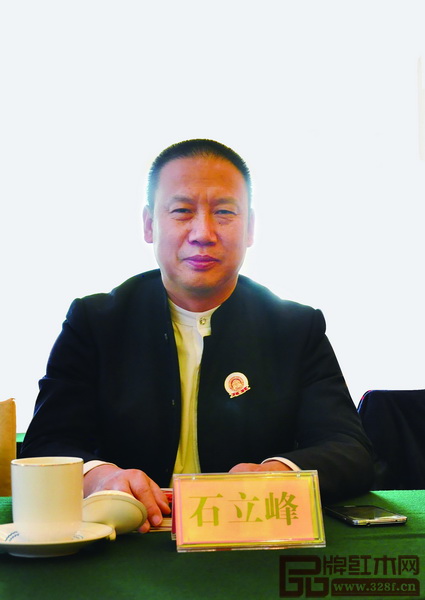 品牌紅木家具經(jīng)銷商聯(lián)盟執(zhí)行主席、西安雅居閣總裁石立峰 品牌紅木家具經(jīng)銷商聯(lián)盟執(zhí)行主席、西安雅居閣總裁石立峰