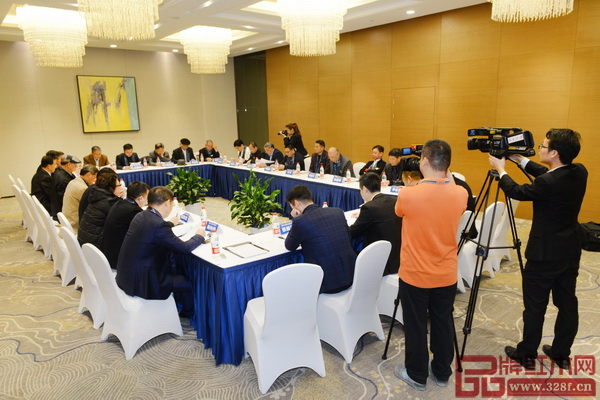 全聯藝術紅木家具專業委員會主席團、專家團二次工作會議現場 全聯藝術紅木家具專業委員會主席團、專家團二次工作會議現場