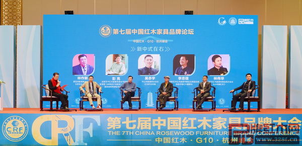 第二輪論壇以“新中式在右”為主題,由中央電視臺著名主持人趙保樂主持,原亞洲家具聯合會會長林作新(左三)、教育部《家具設計與制造》專業帶頭人彭亮(右三)、中山市家具商會會長吳赤宇(左二)、全聯藝術紅木家具專業委員會主席團主席李忠信(右二)、全聯藝術紅木家具專業委員會執行會長林偉華(右一)圍繞新中式家具進行探討 第二輪論壇以“新中式在右”為主題,由中央電視臺著名主持人趙保樂主持,原亞洲家具聯合會會長林作新(左三)、教育部《家具設計與制造》專業帶頭人彭亮(右三)、中山市家具商會會長吳赤宇(左二)、全聯藝術紅木家具專業委員會主席團主席李忠信(右二)、全聯藝術紅木家具專業委員會執行會長林偉華(右一)圍繞新中式家具進行探討
