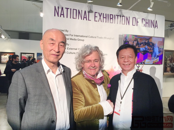 美國藝術圈的名流及好萊塢明星爭相試坐大師作品及與兩位紅木大師合影留念