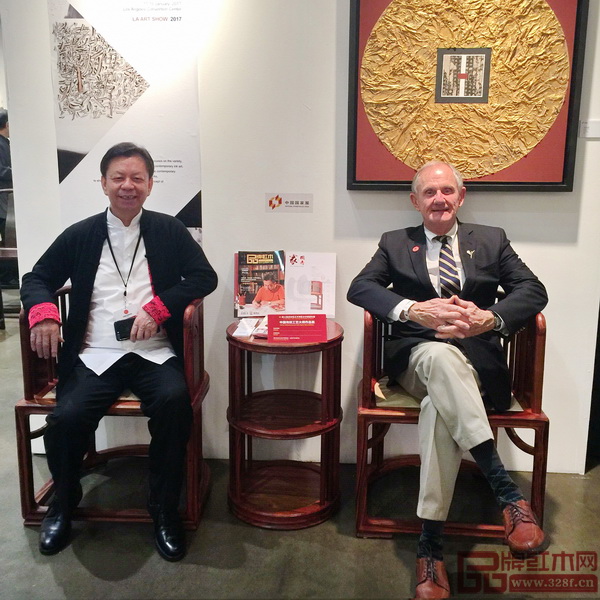 美國藝術圈的名流及好萊塢明星爭相試坐大師作品及與兩位紅木大師合影留念 美國藝術圈的名流及好萊塢明星爭相試坐大師作品及與兩位紅木大師合影留念