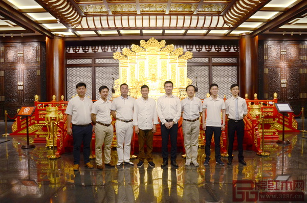 全聯藝術紅木家具專業委員會專家顧問李凱夫(右三)、全聯藝術紅木家具專業委員會執行會長林偉華(左二),全聯藝術紅木家具專業委員會主席團單位——中山區氏臻品董事長區勝春(左四)、總經理區錦澤(右二),東莞國壽紅木副董事長陳淦凡(左三)、副總經理王耀佳(左一)與廣州永華紅木副總經理邱志坤(右四)、陳國偉(右一)在永華紅木藝術館內合影留念 全聯藝術紅木家具專業委員會專家顧問李凱夫(右三)、全聯藝術紅木家具專業委員會執行會長林偉華(左二),全聯藝術紅木家具專業委員會主席團單位——中山區氏臻品董事長區勝春(左四)、總經理區錦澤(右二),東莞國壽紅木副董事長陳淦凡(左三)、副總經理王耀佳(左一)與廣州永華紅木副總經理邱志坤(右四)、陳國偉(右一)在永華紅木藝術館內合影留念