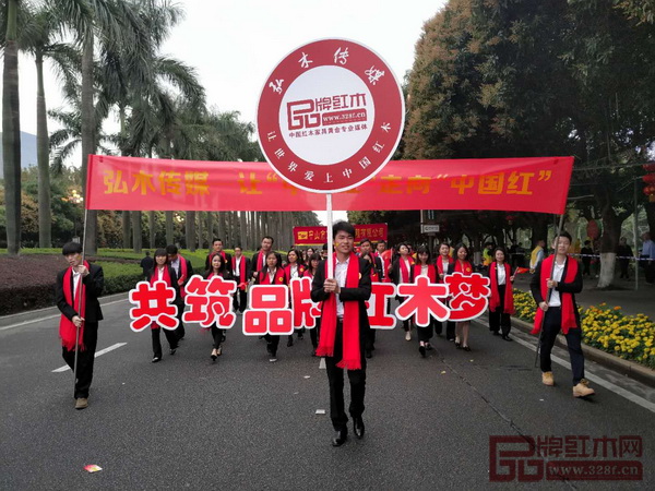 參加中山（2018）慈善萬人行活動的弘木傳媒員工精神抖擻，邁著矯健的步伐在巡游路上 