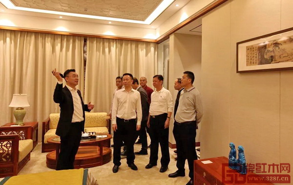 中國傳統工藝大師、國壽紅木董事長陳國壽,國壽紅木副董事長陳淦凡陪同一行人參觀國壽紅木藝術館 中國傳統工藝大師、國壽紅木董事長陳國壽,國壽紅木副董事長陳淦凡陪同一行人參觀國壽紅木藝術館