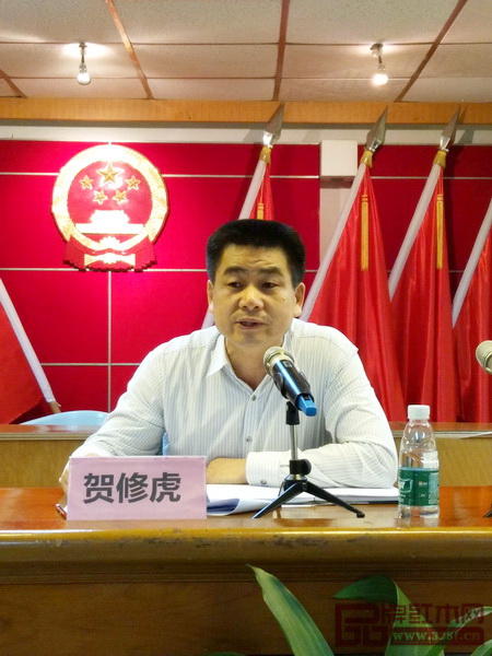 大涌鎮鎮長賀修虎在會議上作工作指導及總結動員發言