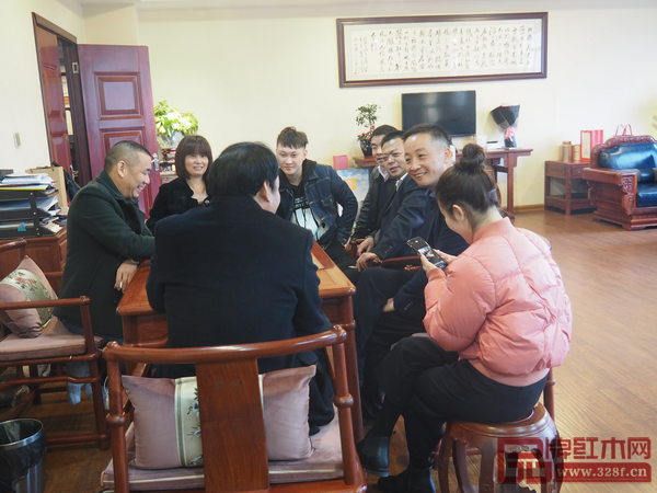 華廈·大不同董事長陳田華（左一）與參觀領導積極交流意見