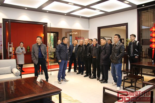 明堂紅木創(chuàng)始人張向榮帶領(lǐng)與會(huì)代表參觀明堂紅木展廳