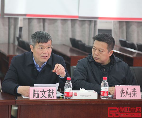 東陽市市場監(jiān)督管理局副局長陸文獻(xiàn)（左一）著重強(qiáng)調(diào)企業(yè)環(huán)保問題