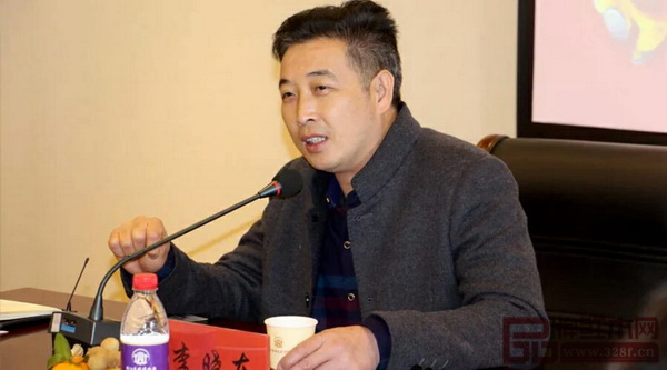 浙江藝術紫檀博物館館長、浙江省紅木產業協會會長李曉東做總結發言 浙江藝術紫檀博物館館長、浙江省紅木產業協會會長李曉東做總結發言