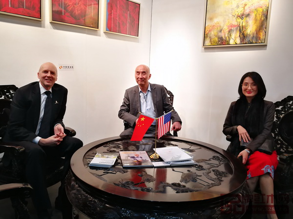 洛杉磯藝博會創始人KimMartindale(左)與中國傳統工藝大師、泰和園董事長邵湘文(中),泰和園總經理邵潔理落坐泰和園《松鶴延年茶臺》 洛杉磯藝博會創始人KimMartindale(左)與中國傳統工藝大師、泰和園董事長邵湘文(中),泰和園總經理邵潔理落坐泰和園《松鶴延年茶臺》