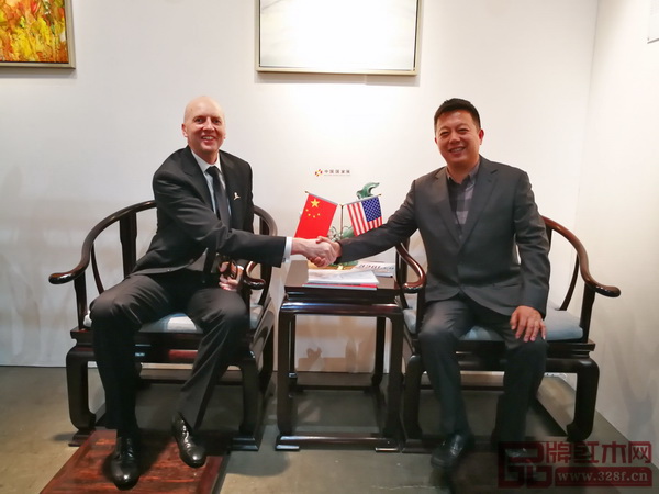 洛杉磯藝博會創始人KimMartindale(左)與中國傳統工藝大師、明堂紅木創始人張向榮落坐明堂紅木《首席椅》 洛杉磯藝博會創始人KimMartindale(左)與中國傳統工藝大師、明堂紅木創始人張向榮落坐明堂紅木《首席椅》