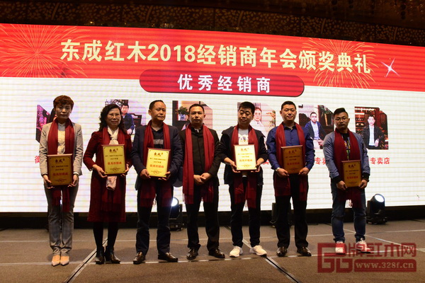 東成紅木品牌營銷總監阮家鵬(中)為“優秀經銷商”頒獎 東成紅木品牌營銷總監阮家鵬(中)為“優秀經銷商”頒獎