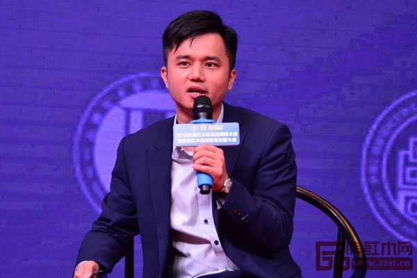  全聯藝術紅木家具專業委員會執行會長、弘木傳媒CEO林偉華圍繞“經銷商如何選擇產品”的話題發表觀點