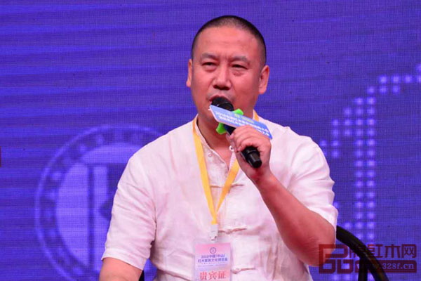  全聯藝術紅木家具專業委員會主席團主席、西安雅居閣總裁石立峰作為全國優秀經銷商代表在論壇上進行分享