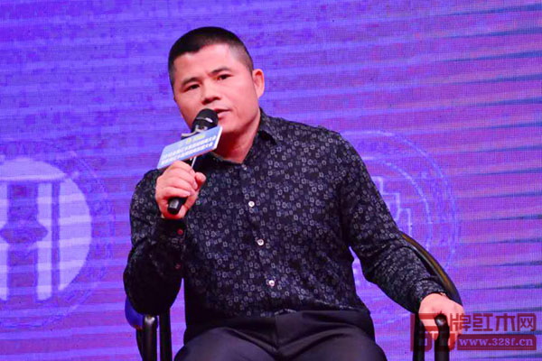  品牌紅木家具經銷商聯盟主席團主席、順德中聯紅木世家董事長周志華就新中式家具終端市場的現狀及如何做好新中式市場等問題進行分享