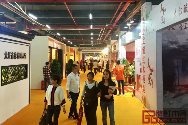  開幕式后，大批經銷商穿梭于各個特色展廳，尋找新產品、新商機