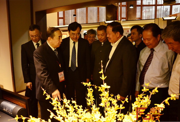 廣東省人民政府原常務(wù)副省長、孫中山基金會理事長湯炳權(quán)(右二),國家人社部原副部長楊志明(左二),中山市委書記、市人大常委會主任陳旭東(左三),國家文物局原副局長、全聯(lián)藝術(shù)紅木家具專業(yè)委員會名譽(yù)會長張柏(右一),中山市政協(xié)主席丘樹宏(左四),大涌鎮(zhèn)黨委書記郭叢樞 (右一),中山市青年企業(yè)家協(xié)會會長、紅博城董事長林孟禮(左五),全聯(lián)藝術(shù)紅木家具專業(yè)委員會執(zhí)行會長、弘木傳媒CEO林偉華(右三)等領(lǐng)導(dǎo)、嘉賓參觀憶古軒展廳,憶古軒董事長劉定杰(右四)親自接待 國家人社部原副部長楊志明(左二),廣東省人民政府原常務(wù)副省長、孫中山基金會理事長湯炳權(quán)(右二),中山市委書記、市人大常委會主任陳旭東(左三),國家文物局原副局長、全聯(lián)藝術(shù)紅木家具專業(yè)委員會名譽(yù)會長張柏(右一),中山市政協(xié)主席丘樹宏(左四),大涌鎮(zhèn)黨委書記郭叢樞 (左一),中山市青年企業(yè)家協(xié)會會長、紅博城董事長林孟禮(左五),全聯(lián)藝術(shù)紅木家具專業(yè)委員會執(zhí)行會長、弘木傳媒CEO林偉華(右三)等領(lǐng)導(dǎo)、嘉賓參觀憶古軒展廳,憶古軒董事長劉定杰(右四)親自接待 廣東省人民政府原常務(wù)副省長、孫中山基金會理事長湯炳權(quán)(右二),國家人社部原副部長楊志明(左二),中山市委書記、市人大常委會主任陳旭東(左三),國家文物局原副局長、全聯(lián)藝術(shù)紅木家具專業(yè)委員會名譽(yù)會長張柏(右一),中山市政協(xié)主席丘樹宏(左四),大涌鎮(zhèn)黨委書記郭叢樞 (右一),中山市青年企業(yè)家協(xié)會會長、紅博城董事長林孟禮(左五),全聯(lián)藝術(shù)紅木家具專業(yè)委員會執(zhí)行會長、弘木傳媒CEO林偉華(右三)等領(lǐng)導(dǎo)、嘉賓參觀憶古軒展廳,憶古軒董事長劉定杰(右四)親自接待 國家人社部原副部長楊志明(左二),廣東省人民政府原常務(wù)副省長、孫中山基金會理事長湯炳權(quán)(右二),中山市委書記、市人大常委會主任陳旭東(左三),國家文物局原副局長、全聯(lián)藝術(shù)紅木家具專業(yè)委員會名譽(yù)會長張柏(右一),中山市政協(xié)主席丘樹宏(左四),大涌鎮(zhèn)黨委書記郭叢樞 (左一),中山市青年企業(yè)家協(xié)會會長、紅博城董事長林孟禮(左五),全聯(lián)藝術(shù)紅木家具專業(yè)委員會執(zhí)行會長、弘木傳媒CEO林偉華(右三)等領(lǐng)導(dǎo)、嘉賓參觀憶古軒展廳,憶古軒董事長劉定杰(右四)親自接待