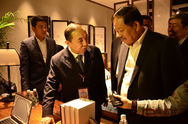 國家人社部原副部長楊志明(左二)與憶古軒董事長劉定杰(右二)親切交流 國家人社部原副部長楊志明(左二)與憶古軒董事長劉定杰(右二)親切交流