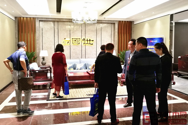 經銷商在博大家具展廳觀摩“國世”新品 經銷商在博大家具展廳觀摩“國世”新品