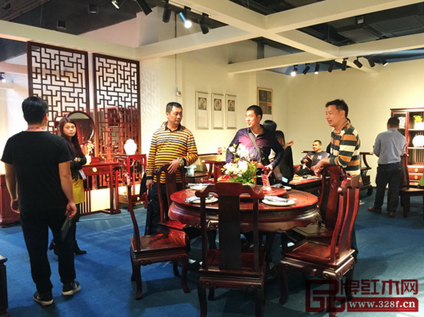 順泰軒展廳內(nèi)經(jīng)銷(xiāo)商絡(luò)繹不絕 順泰軒展廳內(nèi)經(jīng)銷(xiāo)商絡(luò)繹不絕