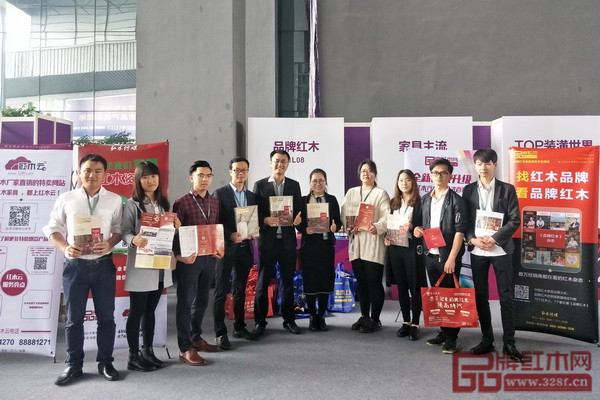 弘木傳媒精英團隊攜帶最新一期《品牌紅木》雜志亮相東莞名家具展