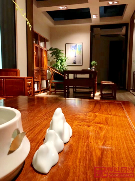 刺猬紫檀的天然紋理與生命張力于家具中極致呈現 刺猬紫檀的天然紋理與生命張力于家具中極致呈現