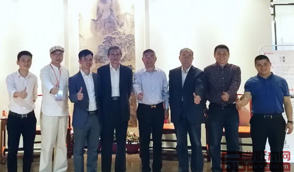 原故宮博物院文保科技部主任曹靜樓(左四),中國紅木家具技術專家曹新民(右三),教育部教學改革示范專業“家具設計與制造”專業帶頭人彭亮(左二),明清家具研究學者張輝(右二),全聯藝術紅木家具專業委員會執行會長林偉華(左三)等為志成紅木點贊 原故宮博物院文保科技部主任曹靜樓(左四),中國紅木家具技術專家曹新民(右三),教育部教學改革示范專業“家具設計與制造”專業帶頭人彭亮(左二),明清家具研究學者張輝(右二),全聯藝術紅木家具專業委員會執行會長林偉華(左三)等為志成紅木點贊