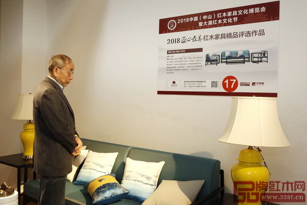 中國紅木家具技術專家曹新民認真品鑒太古軒·寫意江南《雅仕沙發》 中國紅木家具技術專家曹新民認真品鑒太古軒·寫意江南《雅仕沙發》