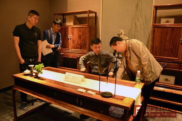 紅寶軒董事長曹兆庭(右一)親自為經銷商介紹“玉系列”新品的“呼吸工藝” 紅寶軒董事長曹兆庭(右一)親自為經銷商介紹“玉系列”新品的“呼吸工藝”