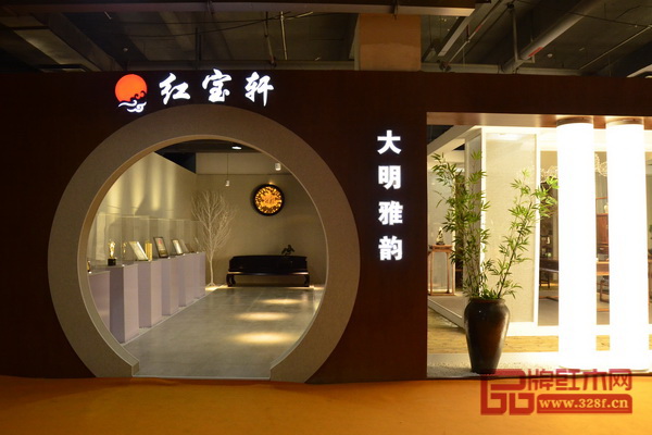 中山紅寶軒·大明雅韻的展廳布置簡潔優雅，留白創造出獨特意境，又帶一種清新的夢幻感。