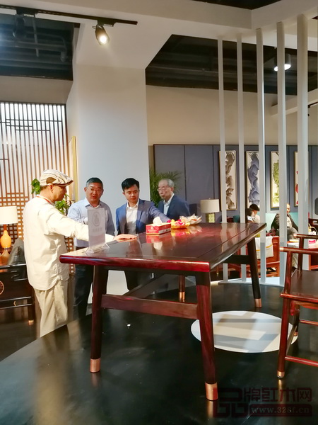 中國紅木家具技術專家曹新民(右一),教育部教學改革示范專業“家具設計與制造”專業帶頭人彭亮(左一),全聯藝術紅木家具專業委員會執行會長林偉華(右二)在志成紅木總經理湯朝陽(左二)的陪同下參觀志成紅木中山紅博會展廳 中國紅木家具技術專家曹新民(右一),教育部教學改革示范專業“家具設計與制造”專業帶頭人彭亮(左一),全聯藝術紅木家具專業委員會執行會長林偉華(右二)在志成紅木總經理湯朝陽(左二)的陪同下參觀志成紅木中山紅博會展廳