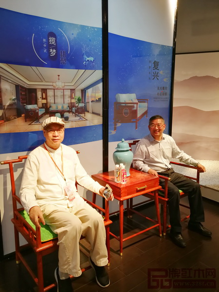 教育部教學改革示范專業“家具設計與制造”專業帶頭人彭亮(左)和志成紅木總經理湯朝陽(右)合影 教育部教學改革示范專業“家具設計與制造”專業帶頭人彭亮(左)和志成紅木總經理湯朝陽(右)合影