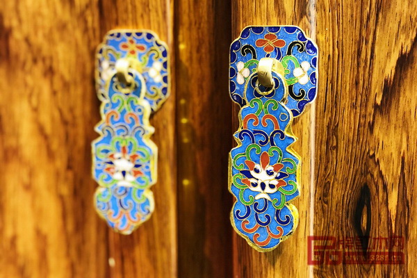 “玉系列”新品在拉手上應用中國非物質文化遺產景泰藍制作技藝,賦予整件家具華貴典雅之感 “玉系列”新品在拉手上應用中國非物質文化遺產景泰藍制作技藝,賦予整件家具華貴典雅之感