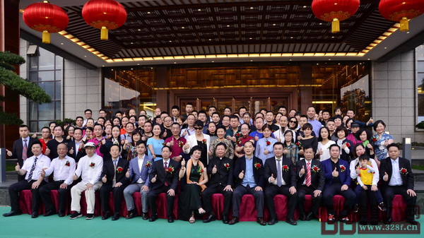 “不忘初心，砥礪前行”《2018年國壽紅木經銷商年會暨墨荷品牌發布會》嘉賓合影留念