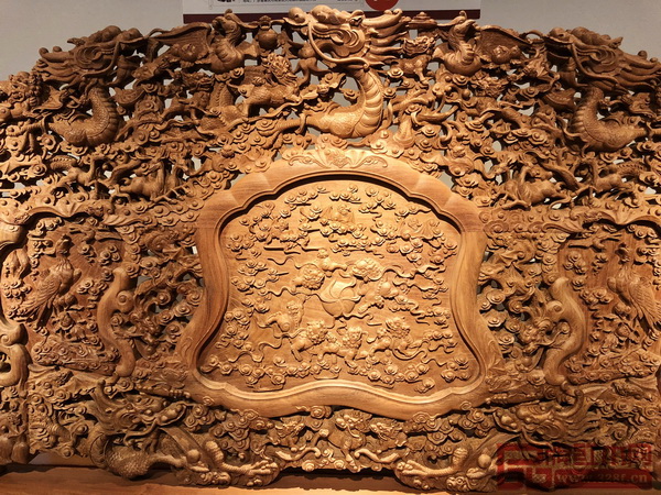帝皇家具《大錦龍床》雕刻細節