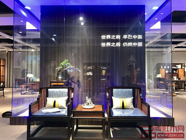 中山憶古軒旗下品牌西廂房、世珀的展廳傳遞出時尚的東方韻味，中間的玻璃櫥窗吸引眼球，布局舒適，令人流連。