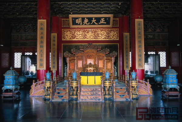 故宮乾清宮內的金漆云龍紋寶座及金漆雕云龍紋五扇式屏風 故宮乾清宮內的金漆云龍紋寶座及金漆雕云龍紋五扇式屏風