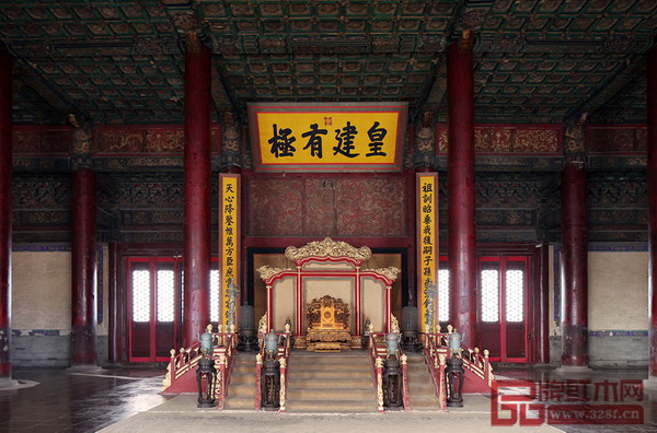 故宮保和殿內的髹金漆龍紋寶座及屏風 故宮保和殿內的髹金漆龍紋寶座及屏風