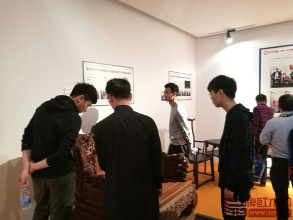 眾多參展者駐足欣賞《中國夢和諧寶座》 眾多參展者駐足欣賞《中國夢和諧寶座》