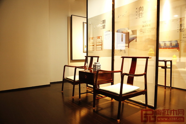 中山志成紅木展廳門面寬敞大氣，企業文化融入整體布置，為家具內涵做出注釋，十分接地氣。